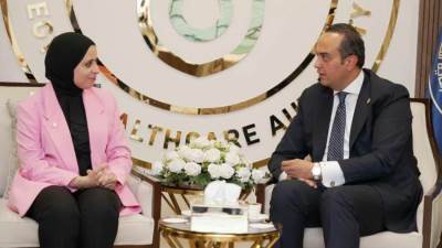رئيس الرعاية الصحية يبحث مع نائبة وزير الخارجية تعزيز التعاون والترويج العالمي للتجربة المصرية