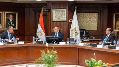 محافظ البنك المركزي ووزير التعليم العالي يبحثان التوسع في "منحة علماء المستقبل"