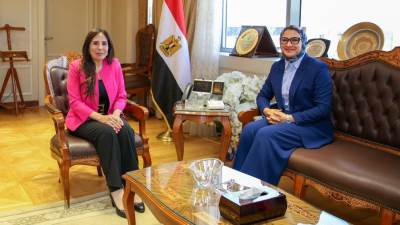 وزيرة الإسكان تستقبل محافظ الوادي الجديد بمقر الوزارة لمتابعة عدد من ملفات العمل والمشروعات التنموية بالمحافظة