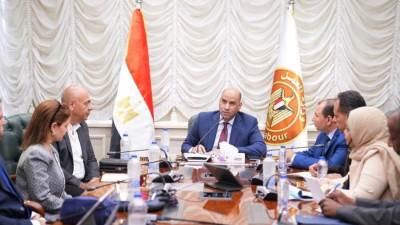 وزير العمل يتابع الاستعدادات النهائية لإطلاق نظام رقمي موحد لإدارة تصاريح عمل الأجانب.. "خدمة متميزة" للمستثمرين وربط إلكتروني مع الجهات المعنية