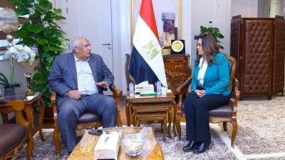 وزيرة التنمية المحلية والبيئة تتابع مع محافظ مطروح الموقف التنفيذي لمشروعات الخطة الاستثمارية ومنظومة المخلفات وملفات التصالح والتقنين