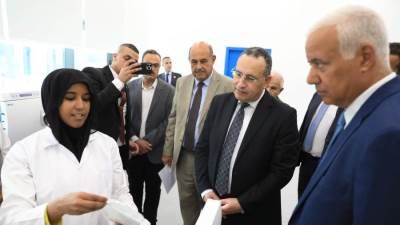 وزير التعليم يتفقد جامعة العلمين الدولية ويطلع على التجهيزات الحديثة لمعامل كلية طب الفم والأسنان