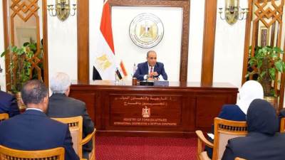 وزير الخارجية يجتمع مع قطاع التعاون الدولي بالوزارة