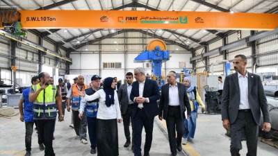 "جمبلاط" يتفقد خطوط الإنتاج بشركة حلوان لمحركات الديزل (مصنع 909 الحربي) و يكافئ المتميزين 
