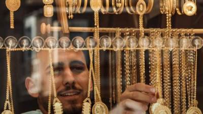 أسعار الذهب في مصر تتراجع وعيار 21 يسجل 6215 جنيهًا