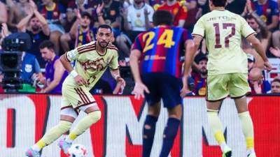 برشلونة يتوج بكأس خوان جامبر بعد الفوز على الأهلي 2-1