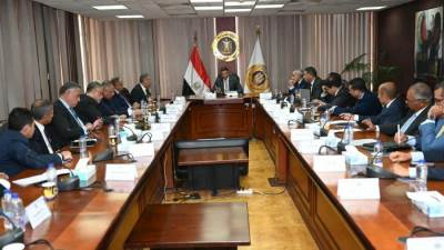 وزير الصناعة يبحث مع اتحاد الصناعات المصرية وممثلي شعبة الصناعات المغذية لصناعة السيارات سبل النهوض بالقطاع وزيادة الصادرات