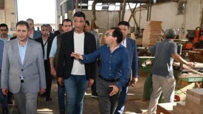 وزير الصناعة يتفقد 4 مصانع للأخشاب والأثاث بالمنطقة الصناعية بدمياط الجديدة