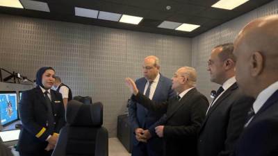 وزير الطيران المدني يتابع التشغيل التجريبي للأنظمة الرادارية الحديثة ببرج المراقبة الجوية بمطار القاهرة