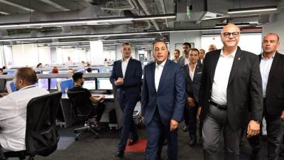 رئيس الوزراء يتفقد شركة (Teleperformance – تيلي بيرفورمانس) الفرنسية