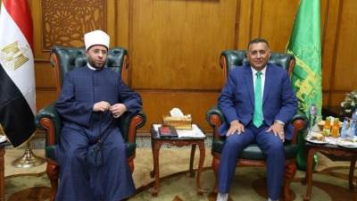 في عيدها القومي رقم 158.. محافظ القليوبية يستقبل وزير الأوقاف ويهديه درع المحافظة