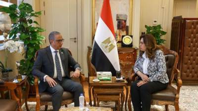 وزيرة التنمية المحلية والبيئة تتابع مع محافظ الجيزة ومسئولي الهيئة الهندسية للقوات المسلحة أعمال تطوير شارع جامعة الدول العربية