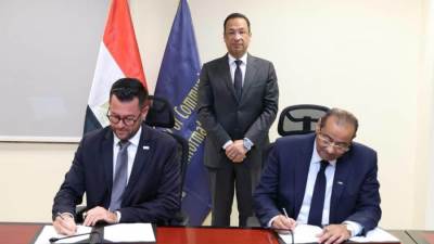 وزير الاتصالات وتكنولوجيا المعلومات يشهد توقيع اتفاقية بين الشركة المصرية للاتصالات وشركة PSL اليونانية لإنشاء كابل شرم الشيخ- طابا البحري