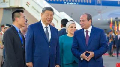 الرئيس السيسي وقرينته يودّعان نظيره الصيني وقرينته بمطار القاهرة الدولي 
