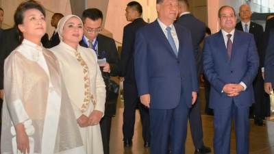 الرئيس السيسي وقرينته يصطحبان رئيس الصين وقرينته في جولة بالمتحف المصري الكبير