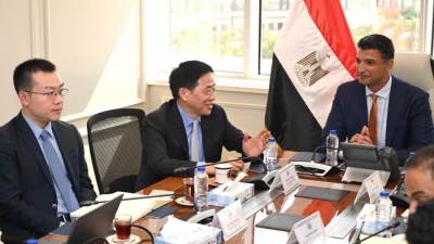وزير الصناعة يبحث مع مجموعة كينجدوم الصينية لخيوط الكتان موقف مصنعها الجاري إنشاؤه في مصر وفرص التعاون للنهوض بموردي الكتان المحليين