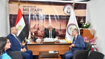 وزير الدولة للإنتاج الحربي يستقبل ممثلي عدد من الشركات بجناح الوزارة بمعرض الدفاع الأول بالبوسنة والهرسك