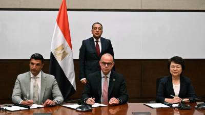 رئيس الوزراء يشهد توقيع مذكرة تفاهم لإقامة قاعدة لتخطيط وإنشاء مصانع السيارات ووسائل النقل المختلفة في مصر