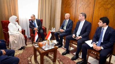 وزير الخارجية يلتقي نظيرته اليمنية ويبحث سبل دعم الاستقرار في اليمن وتعزيز العلاقات الثنائية