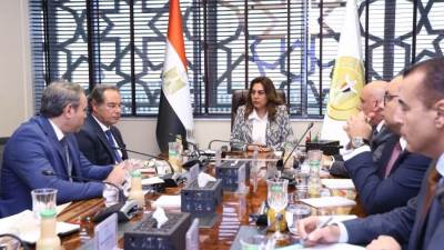 وزيرة التنمية المحلية والبيئة تتابع مع قيادات الوزارة نتائج زيارتها لفرع جهاز شئون البيئة بالقاهرة الكبرى