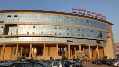  المستشفى الجوى التخصصى تستضيف خبير عالمى فى جراحات العيون