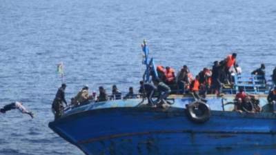 مصرع 3 وإصابة 39 في غرق مركب قبالة سواحل الإسكندرية