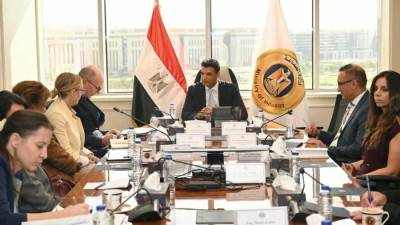 وزير الصناعة يبحث مع وفد البنك الأوروبي مشروعات البنك في مصر في مجالات الصناعة والاقتصاد الأخضر وترشيد المياه