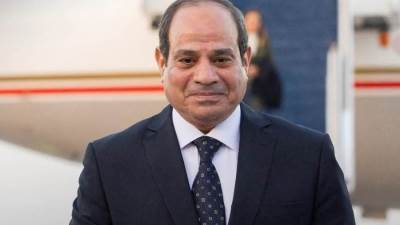 السيسي يعود إلى القاهرة بعد مشاركته في قمة «بريكس» بالهند