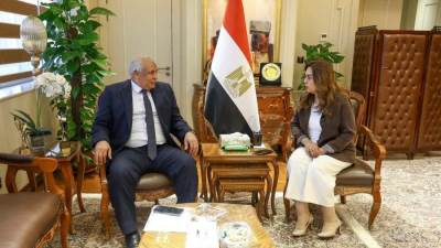 وزيرة التنمية المحلية والبيئة تتابع مع محافظ مطروح الموقف التنفيذي لمشروعات الخطة الاستثمارية ومنظومة النظافة