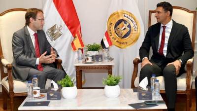 وزير الصناعة يبحث مع سفير إسبانيا لدى مصر التعاون الصناعي وجذب الشركات الإسبانية إلى السوق المصري