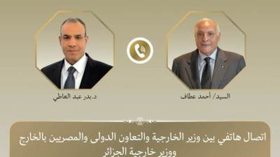 وزير الخارجية ونظيره الجزائري يبحثان هاتفيا العلاقات الثنائية والتطورات الإقليمية