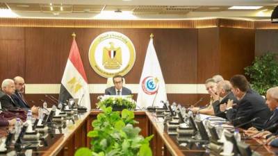 وزير الصحة يناقش استراتيجية توسيع قاعدة المتبرعين بالكلى من الأحياء مع اللجنة الاستشارية العليا لزراعة الأعضاء