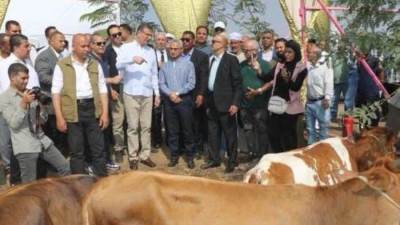 وزير الزراعة ومحافظ بني سويف يتفقدان أنشطة ومعرض منتجات مبادرة «القرية المنتجة»