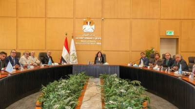 وزيرة الإسكان تتابع مع رئيس الجهاز المركزي للتعمير موقف تنفيذ المشروعات التي يتولى الجهاز تنفيذها