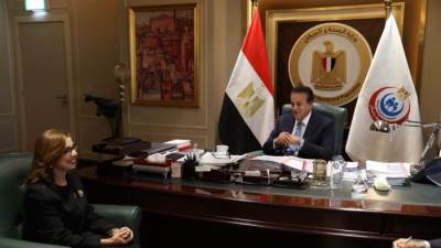 خالد عبدالغفار يستقبل سفيرة مصر لدى سنغافورة لبحث آفاق التعاون الصحي بين البلدين