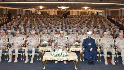 وزير الدفاع والإنتاج الحربى يلتقى بكوادر وأطقم التمريض العسكرى بالقوات المسلحة