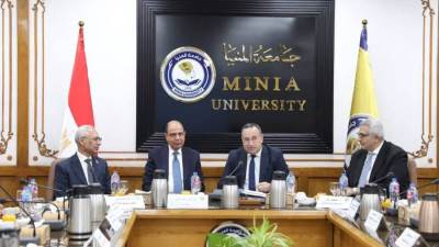 وزير التعليم العالي يوجه بـ: انتظام القيادات الجامعية وأعضاء هيئة التدريس والهيئة المعاونة والجهاز الإداري لضمان توفير بيئة تعليمية مستقرة ومحفزة للطلاب