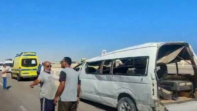 مصرع 4 أشخاص وإصابة 9 آخرين.. إثر انقلاب ميكروباص بالطريق الأوسطي