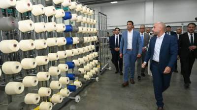 وزير الصناعة يتفقد مصنعين للصناعات النسيجية والتريكو والصباغة والطباعة والتجهيز بالمنطقة الصناعية الرابعة