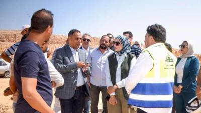 وزيرة الإسكان تتابع موقف تنفيذ عددٍ من المشروعات وملفات العمل بمدينة السويس الجديدة