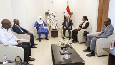 وزير الاتصالات المالي والسفير المالي بالقاهرة يزوران وكالة الفضاء المصرية.