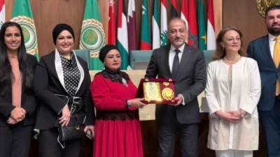 مجلس الشباب العربي يكرّم السفير مهند العكلوك بوسام "رواد العمل العربي المشترك"
