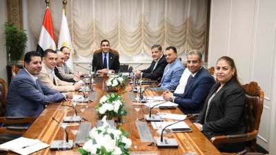 وزير الرياضة يعقد اجتماعًا عبر الفيديو كونفرانس مع مديري مديريات الشباب والرياضة بالمحافظات