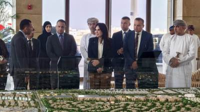 وزيرة الإسكان ونظيرها العُماني يتفقدان مركز التجربة والمبيعات بمدينة السلطان هيثم