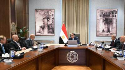 رئيس الوزراء يتابع مع مسئولي شركة "أكوا " مستجدات التعاون في مشروعات تحلية مياه البحر