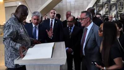 رئيس جمهورية جنوب أفريقيا يزور المتحف المصري الكبير ومنطقة أهرامات الجيزة بمرافقة وزير السياحة والآثار