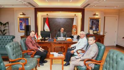 وزير العمل يلتقي وفدًا من "النساجون الشرقيون".. ويعلن: ثمار التعاون تؤتي نتائجها.. 550 فرصة عمل في 6 محافظات بالصعيد