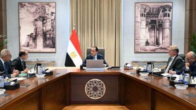 رئيس الوزراء يتابع عدداً من ملفات العمل المشترك بين وزارتي المالية والبترول لتعزيز أمن الطاقة واستدامة الاستقرار المالي