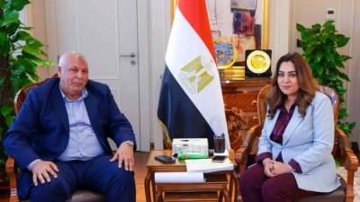 وزيرة التنمية تتابع مع محافظ مطروح موقف تنفيذ مشروعات الخطة الاستثمارية وتطوير منظومة النظافة