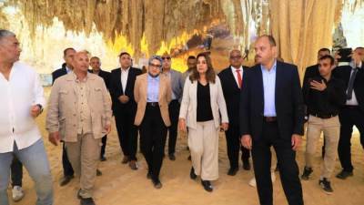 وزيرة التنمية المحلية والبيئة ومحافظ الوادي الجديد تتفقدان منطقة كهف الجارة وإعلانها المحمية ٣٢ ضمن شبكة المحميات الطبيعية في مصر